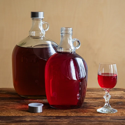 Demižonas Dama 1,5 l, su metaliniu užsukamu dangteliu fi 43 mm ir rankena - 6