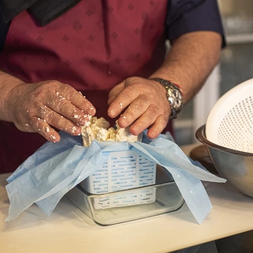 Kvadratinė sūrio forma 11 x 11 x 8,5 cm, skirta 500 g - 2