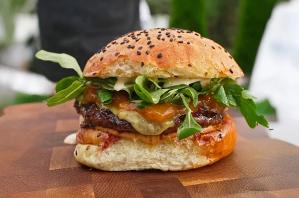 Burger z dżemem brzoskwiniowym – spróbuj tego połączenia