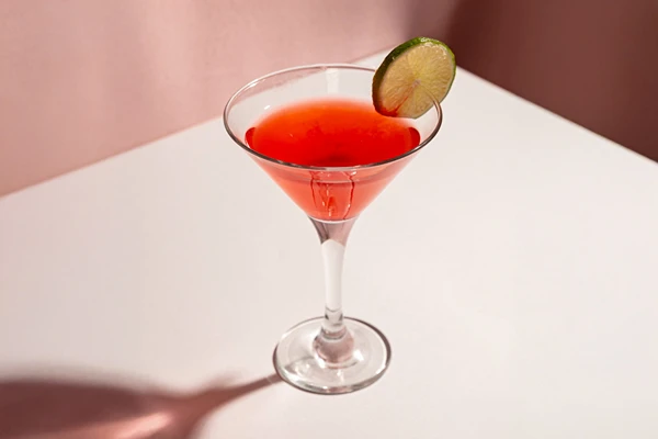 Cosmopolitan - ponadczasowy drink w domowej odsłonie
