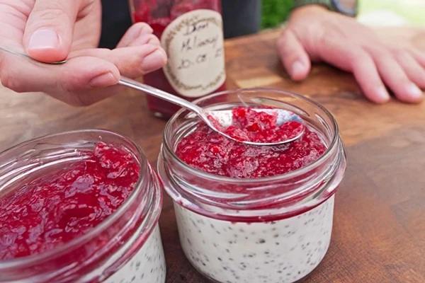 Kokosinis chia pudingas su aviečių džemu