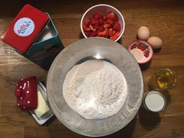 Mielinis pyragas be minkymo su braškėmis