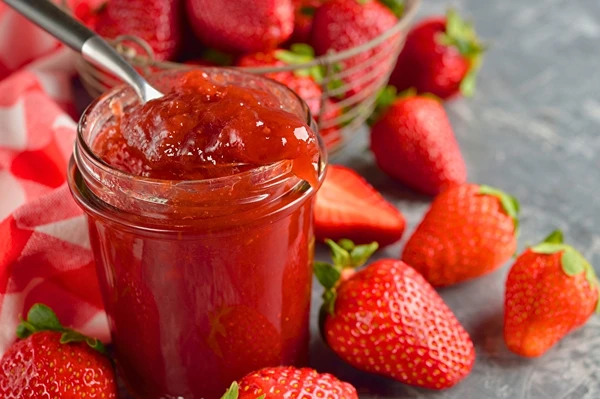 Naminė braškių uogienė su sumažintu cukraus kiekiu