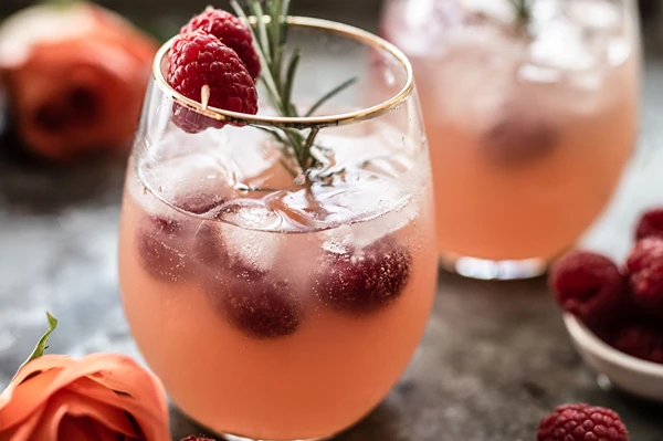 Naminis aviečių vynas - pusiau saldus