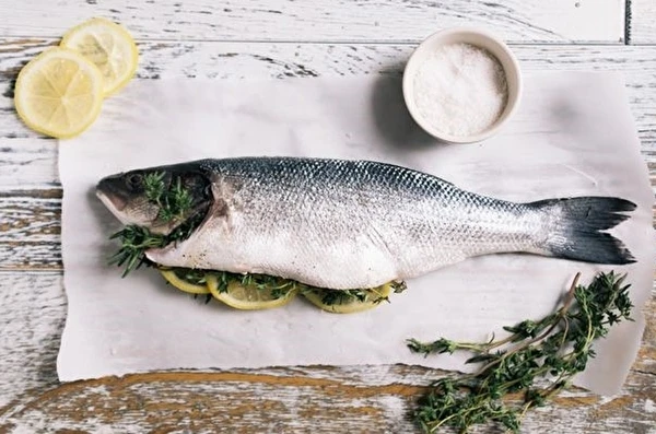 Naminis rūkytas upėtakis krapų sūryme