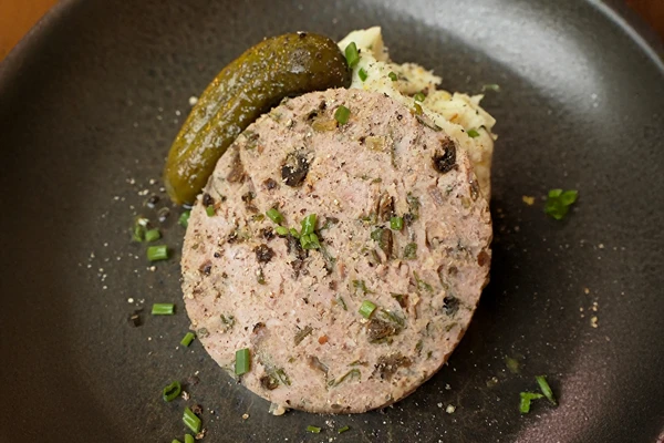 Pietų dėžutė su kiaulienos mėsos vyniotiniu