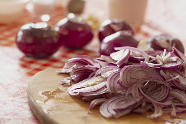 Raudonųjų svogūnų konfitūras