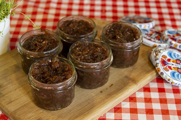 Raudonųjų svogūnų konfitūras