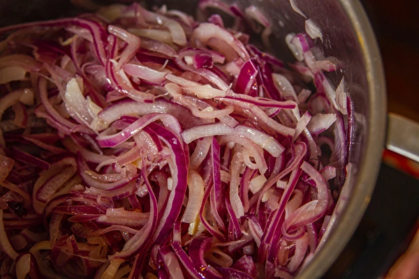 Raudonųjų svogūnų konfitūras