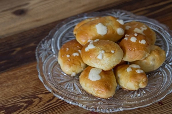 Saldžios bandelės su slyvomis