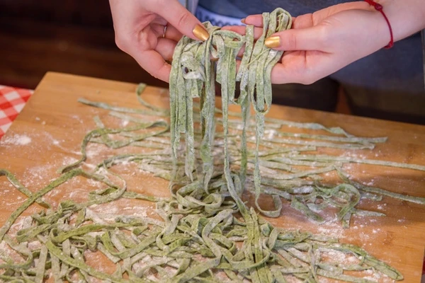 Špinatų makaronai su varške ir šonine