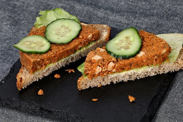 Veganiška „mortadela“ iš kumpių virimo aparato