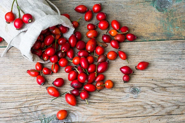 Vynas iš erškėtuogių su medumi