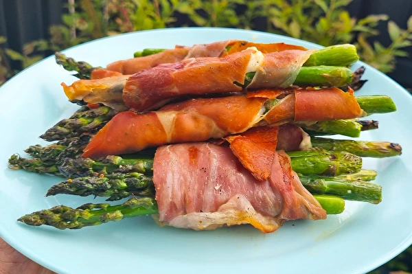 Žali šparagai Parmos kumpyje iš dujinio griliaus