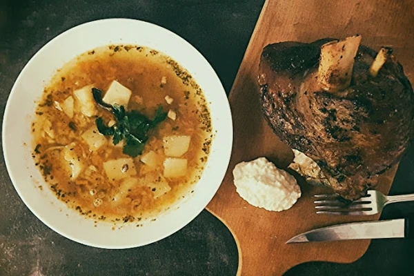 Zupa grochowa z golonką