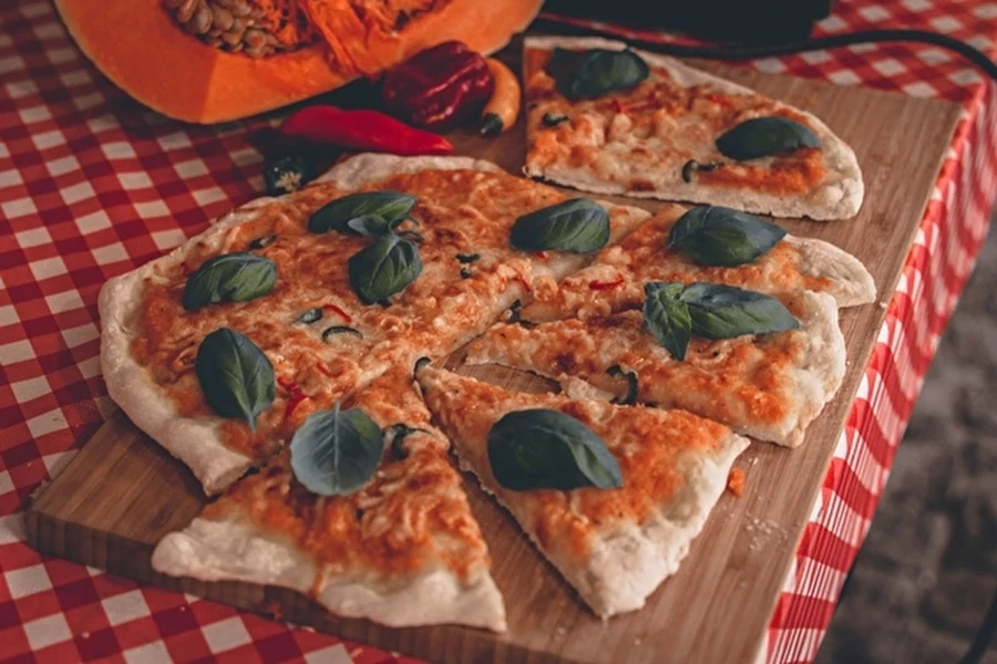 Domowa pizza z sosem dyniowym