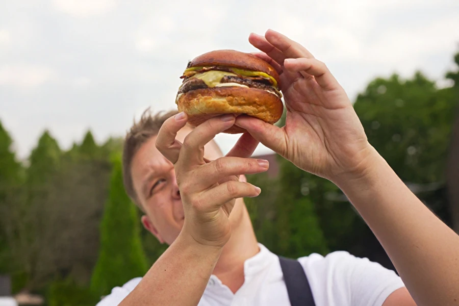 Browin Przepiśnik - Mėsainis su bananų kečupu, šonine ir viskio majonezu
