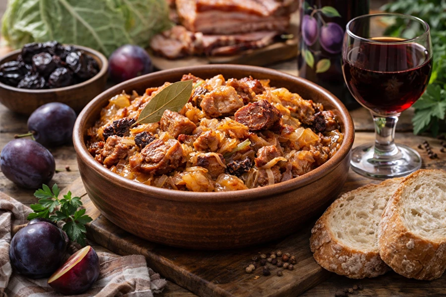 Naminis bigosas su slyvų vynu
